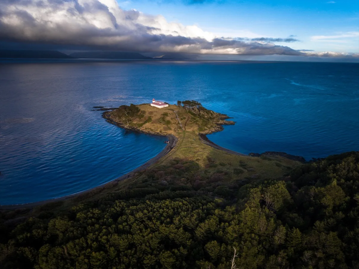 Vista aérea del Faro San Isidro en el Estrecho de Magallanes
